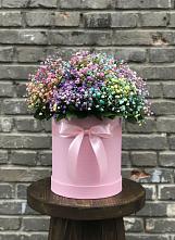 Цветочная композиция из Гипсофила и Розы в шляпной коробке в Новопокровской