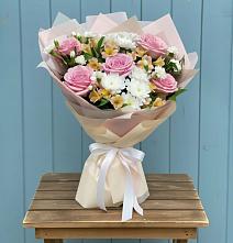 Букет цветов из:  Гвоздики, Орхидеи и Розы в Новопокровской