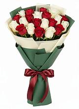 Букет Микс из красных и белых роз в Новопокровской