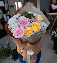 Букет цветов из:  Герберы, Розы и Хризантемы в Новопокровской