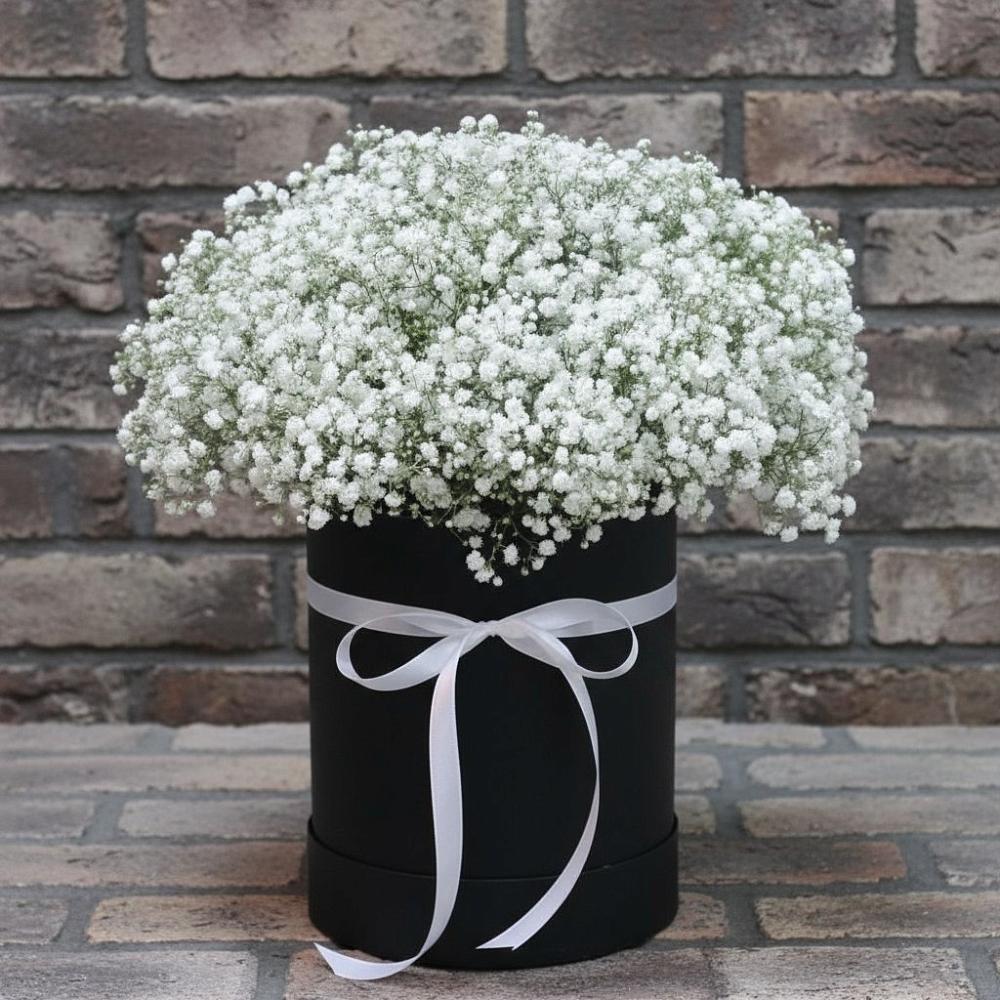 Цветочная композиция из Гипсофила в шляпной коробке в Новопокровской