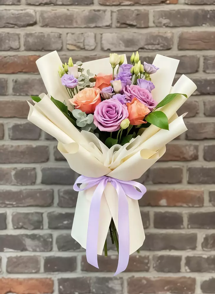 Букет цветов из: Лизиантусы и Розы в Новопокровской