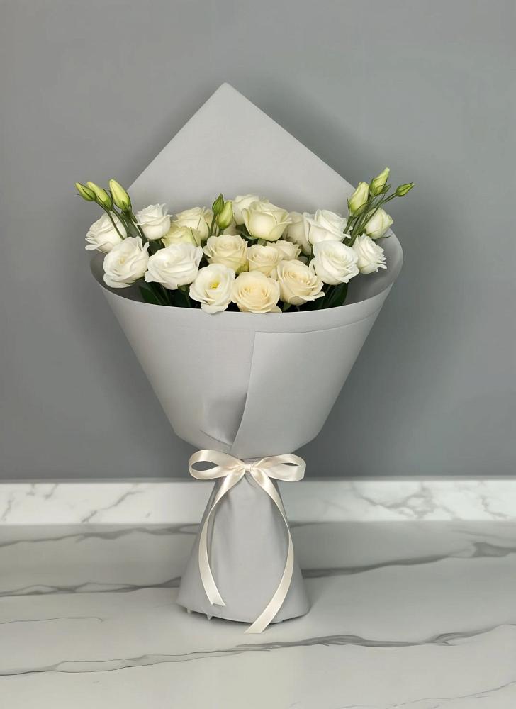 Букет цветов из: Розы и Лизиантусы в Новопокровской