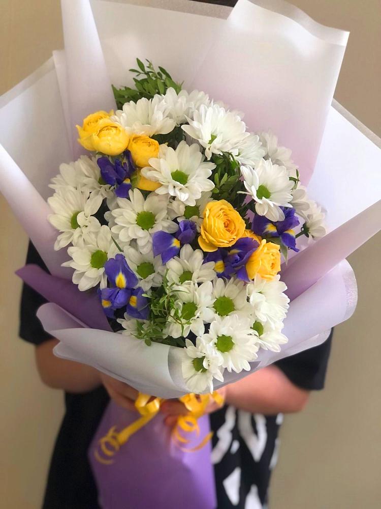 Букет цветов из: Ирисы, Хризантемы и Розы в Новопокровской