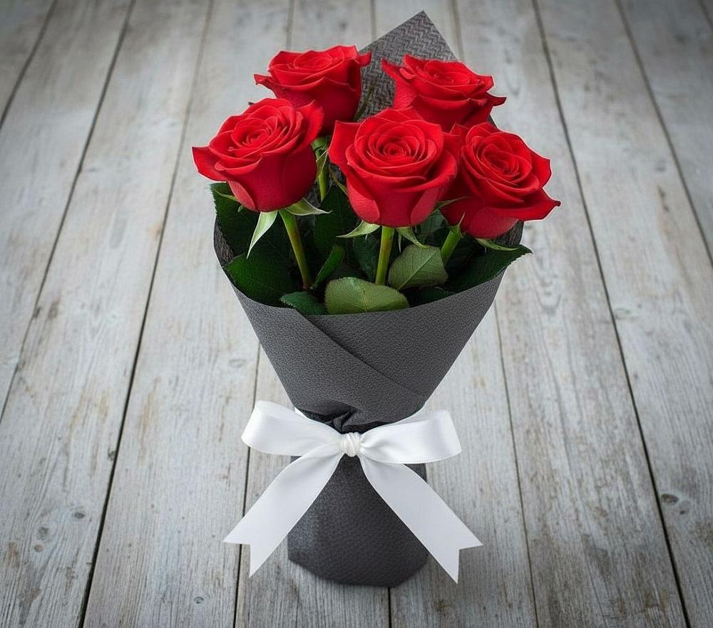 Букет 5 Красных роз Эдлесс Лав в Новопокровской