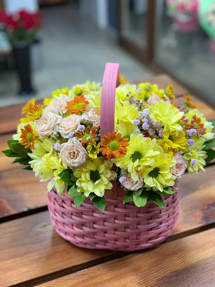 Цветочная композиция из Хризантемы и Розы в корзине в Новопокровской