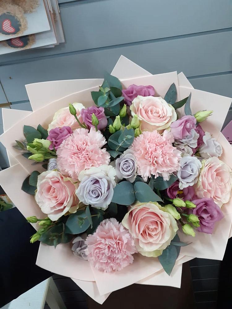 Букет цветов из: Розы, Гвоздики и Лизиантусы в Новопокровской