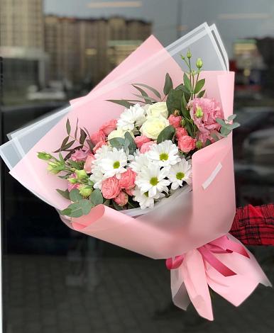 Букет цветов из: Розы, Лизиантусы и Хризантемы в Новопокровской