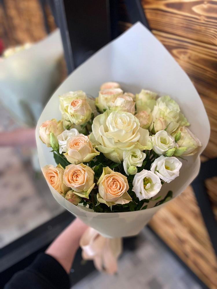 Букет цветов из: Розы и Лизиантусы в Новопокровской